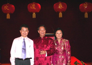 2006年巫朝晖先生应邀出席中华人民共和国驻澳洲悉尼总领事馆举办的当地华侨春节联欢会，与总领事（大使衔）邱少芳先生伉俪合影。