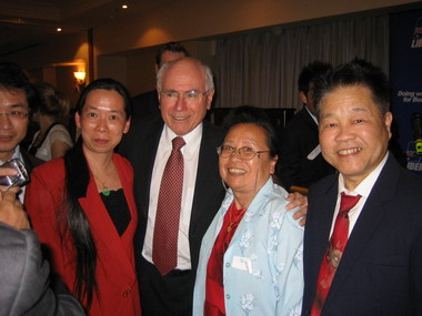 2007年9月约翰・霍华德总理（中）在任时和澳洲彩虹鹦国际作家笔会荣誉会长巫逖伉俪及副会长美祉小姐（左二） 、巫朝晖先生（左）合影