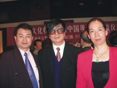 2005年巫朝晖先生和（中国）中华民主文化促进会驻澳大利亚代表处 首席代表、澳大利亚中华民族文化促进会会长何孔周先生，及澳洲彩虹鹦国际作家笔会副会长美祉小姐在悉尼。