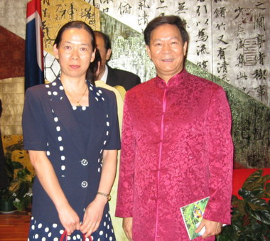 2006年澳洲彩虹鹦国际作家笔会副会长兼季刊副总编美祉小姐（左），与中华人民共和国驻澳洲悉尼总领事馆总领事（大使衔）邱少芳先生（右）合影。