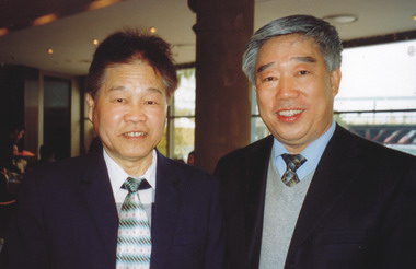 2005年澳洲彩虹鹦国际作家笔会荣誉会长巫逖先生与中国作家协会全国委员会委员兼中国现代文学馆常务副馆长李荣胜先生在悉尼。