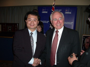2007年9月澳洲彩虹鹦国际作家笔会会长巫朝晖先生应邀出席澳洲国家第一领导人约翰・霍华德总理（在任时）举办的特邀酒会。