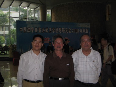 澳洲彩虹鹦国际作家笔会理事曾庆怀先生（右）及会员曾亢先生（右）与河北法学专家徐麟教授在深圳会面。
